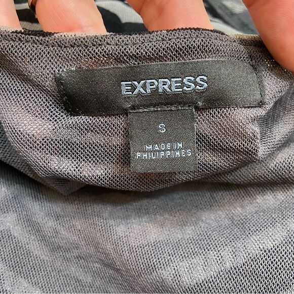 Express‎ Brand Animal Print V Neck Sleeveless Blouse Size Small Black and Grey - Picture 7 of 8